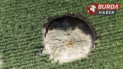 Karaman'da bir mısır tarlasında 15 metre genişliğinde obruk oluştu.