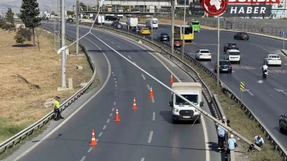 Büyükçekmece’de şiddetli rüzgardan aydınlatma direği yan yattı.