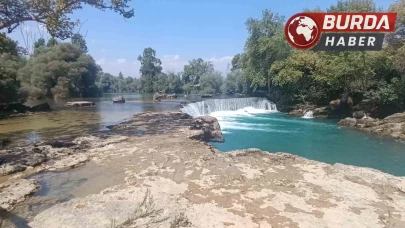 Manavgat Şelalesi’nde düşen su seviyesi ziyaretçileri şaşırtıyor.
