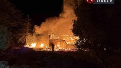 Antalya’da kereste fabrikasının lojmanı alev alev yandı.