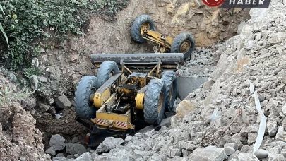 Ordu’da freni patlayan iş makinesi uçuruma yuvarlandı.