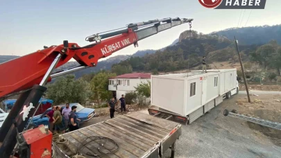 Orman yangınında evleri yananlar için konteynerler yerleştiriliyor.