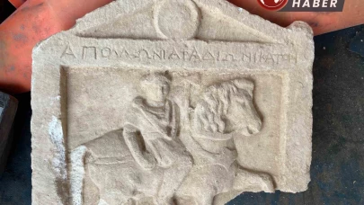 Denizli'de "Apollon’un oğlu asker" yazan antik stela bulundu.