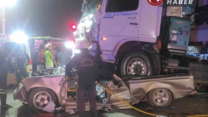 Tayland’da tır kırmızı ışıkta bekleyen araçları biçti: 1 ölü