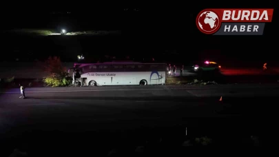Orta refüje çıkan yolcu otobüsü ağaçları devirdi: 1 kişi öldü.