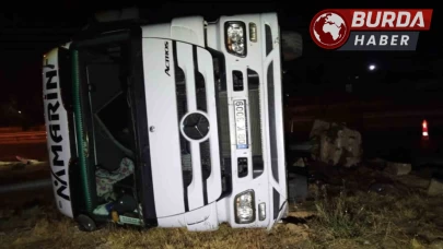 Afyonkarahisar’da  seyir halindeki 2 tır birbiriyle çarpıştı.