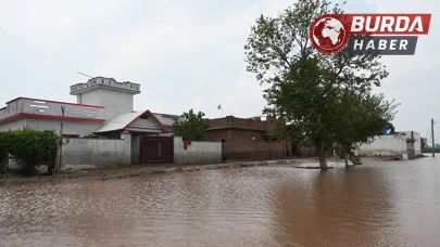 Pakistan’da selden etkilenenleri taşıyan bot alabora oldu.