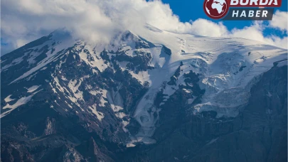 Ağrı Dağı’nın zirvesindeki buzul çatlakları endişelere neden oluyor.