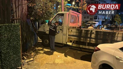 Sultanbeyli’de seyir halindeki araca silahlı saldırı düzenlendi.