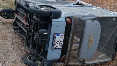 Bilecik’te bir araca yol vermek isterken hastanelik oldu.