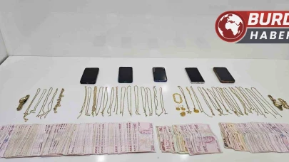 Mersin'de kuyumcuları sahte altınla dolandıranlar yakalandı.