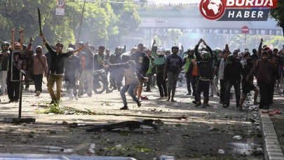 Endonezya’da hükümet karşıtı protestolar şiddet olaylarına dönüştü.
