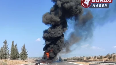 Şoför, yolcuları tahliye ettikten sonra otobüs alev alev yandı.
