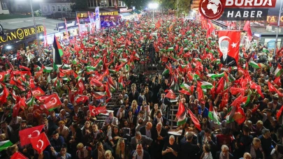 CHP mitinginde çatıya çıkıp soyunan adamı polis gözaltına aldı.