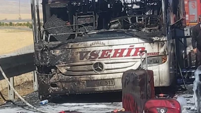 Ankara Gölbaşı’nda seyir halindeki yolcu otobüsü yandı.