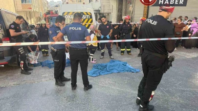 Esenyurt’ta servis minibüsü anne oğlu ezdi, çocuk hayatını kaybetti.