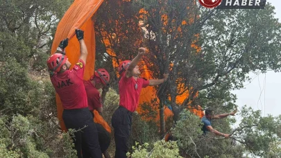 Fethiye’de ormanlık alana düşen paraşütçüleri JAK kurtardı