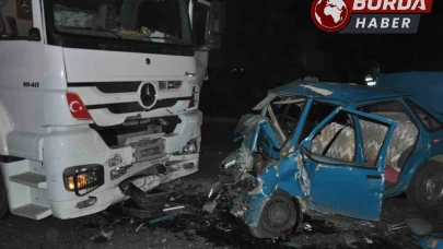 Tır ile otomobil kafa kafaya çarpıştı: 3 kişi öldü