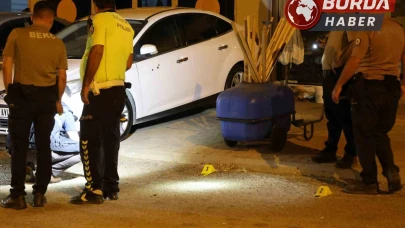 Adana'da uzun namlulu silahla oto galeriyi taradılar.