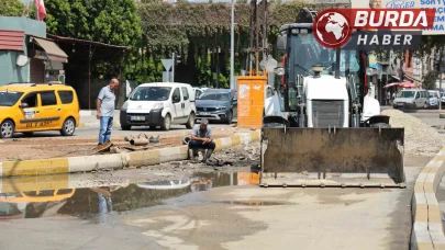 Adana'da su borusu patladı, cadde göle döndü.
