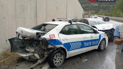 Kazaya müdahale eden polis aracına otomobil çarptı.
