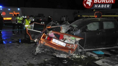 Manisa’da feci kazada otomobil ikiye bölündü: 1’i çocuk 5 ölü