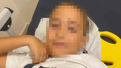 Okul bahçesinde bayrak direği öğrencilerin üzerine devrildi.