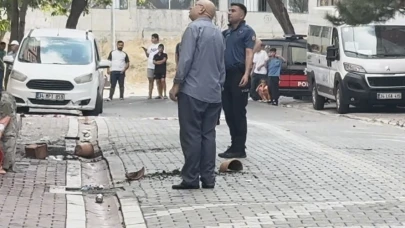 Evini yakmaya çalıştı, müdahale etmek isteyen polise saksı attı.