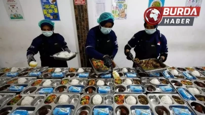 Endonezya’da hükümetin ücretsiz yemekleri 846 öğrenci zehirledi.