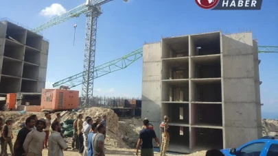 Dinamitle gerçekleştirilen patlatmada kule vinç yıkıldı.