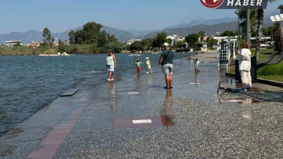 Fethiye'de gelgit olayı nedeniyle deniz suyu yükseldi.