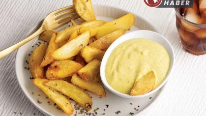 Mayonezin bittiğini duyunca kafeyi ateşe verdi.