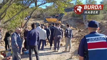 Su kuyusu açmaya çalışan 2 çiftçi toprak altında mahsur kaldı.