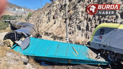 Malatya’da iki yük treni kafa kafaya çarpıştı: 1 kişi yaralandı