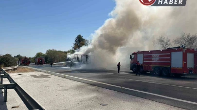Ev eşyası yüklü tır alev alev yandı, otoyolda kuyruk oluştu.