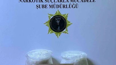 Kiralık arabayla uyuşturucu sevkiyatı yapan baba-oğul yakalandı.