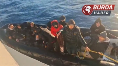 Sahil Güvenlik Ekipleri İzmir Açıklarında 28 Düzensiz Göçmen Yakaladı