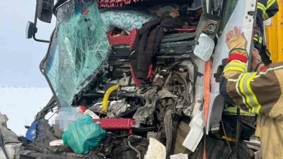 Diyarbakır'da İki Tır Çarpıştı: Sürücü Ağır Yaralandı