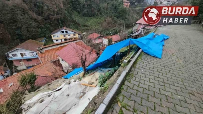 Zonguldak'ta Yamaçtan Kopan Kaya Parçaları İki Evin Üzerine Düştü