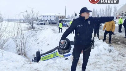 Erzincan'da Polis Aracı Şarampole Yuvarlandı: İki Polis Yaralı