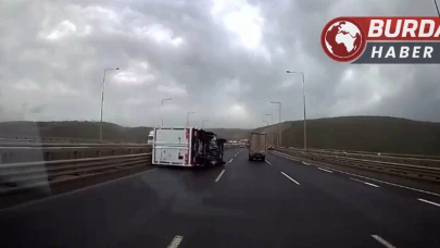 Kocaeli'de Fırtına Sebebiyle Otoyolda Kamyonet Devrildi