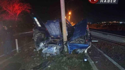 Hatay'da Otomobil Aydınlatma Direğine Çarptı, 2 Kişi Yaralandı