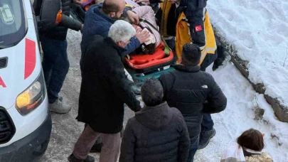 Kars'ta Okula Giden Öğrencinin Kafasına Buz Kütlesi Düştü