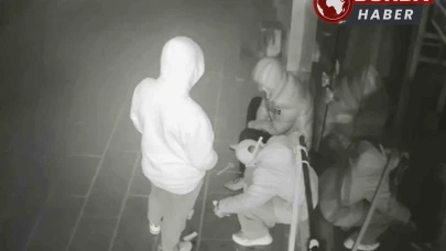 Gece Yarısı Rahatlıkla Hırsızlık Yapan 3 Şahıs Kameralara Yakalandı