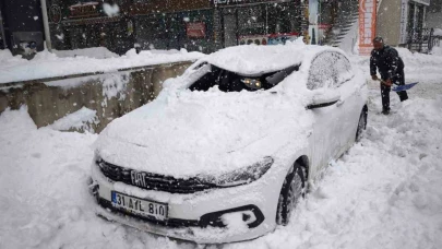 Diyarbakır'da Çatıdan Düşen Kar Kütlesi Otomobilin Üzerine Düştü