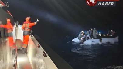 Urla Açıklarında Motoru Arızalı Botta 24 Düzensiz Göçmen Kurtarıldı