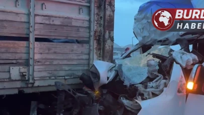 TEM Otoyolu'nda Servis Minibüsü ile Kamyon Çarpıştı: 7 Yaralı