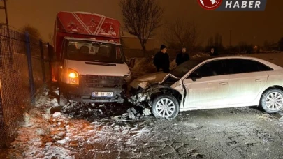 Otomobil ile Kamyonet Kafa Kafaya Çarpıştı, 3 Kişi Yaralandı