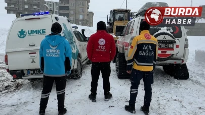 Karla Kaplı Yolda Riskli Kurtarma: Sağlık Ekiplerinin Zorlu Mücadelesi