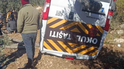 Hatay'da Servis Aracı Zeytinliğe Uçtu: 4 Öğrenci ve Şoför Yaralandı